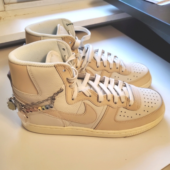 Nike \